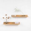 final_minimalist_oak_shelves_square طقم رفوف جدارية خشبية معلقة مصنوعة من خشب الزان الطبيعي ومعالجة بزيوت طبيعية، مزينة بفازات وقطع ديكورية على جدار هادئ